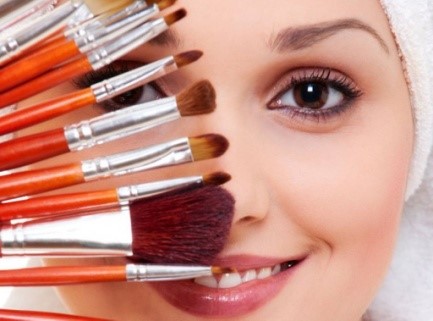 Kako šminkanje utiče na vaše oči?